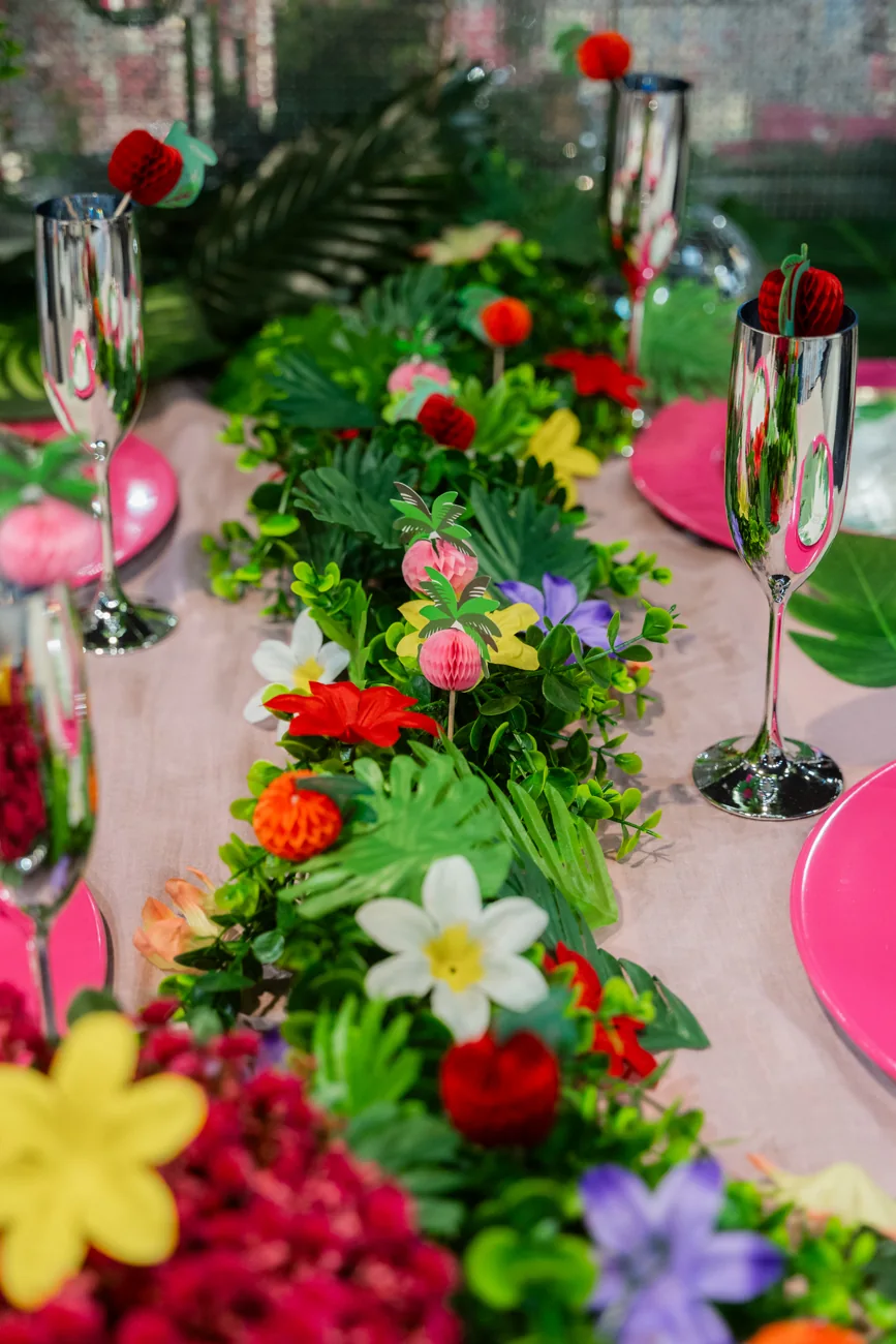 Décorations fleuries et colorées dans le magasin Ambiances & Fêtes