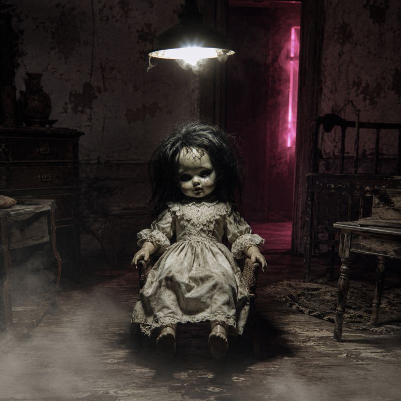 Poupée de porcelaine ancienne assise dans une pièce abandonnée, accessoire de décoration Halloween